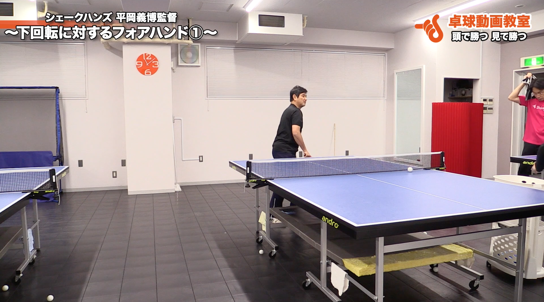 フォアハンドで右足を踏み込んでいる人。直しましょう by平岡義博