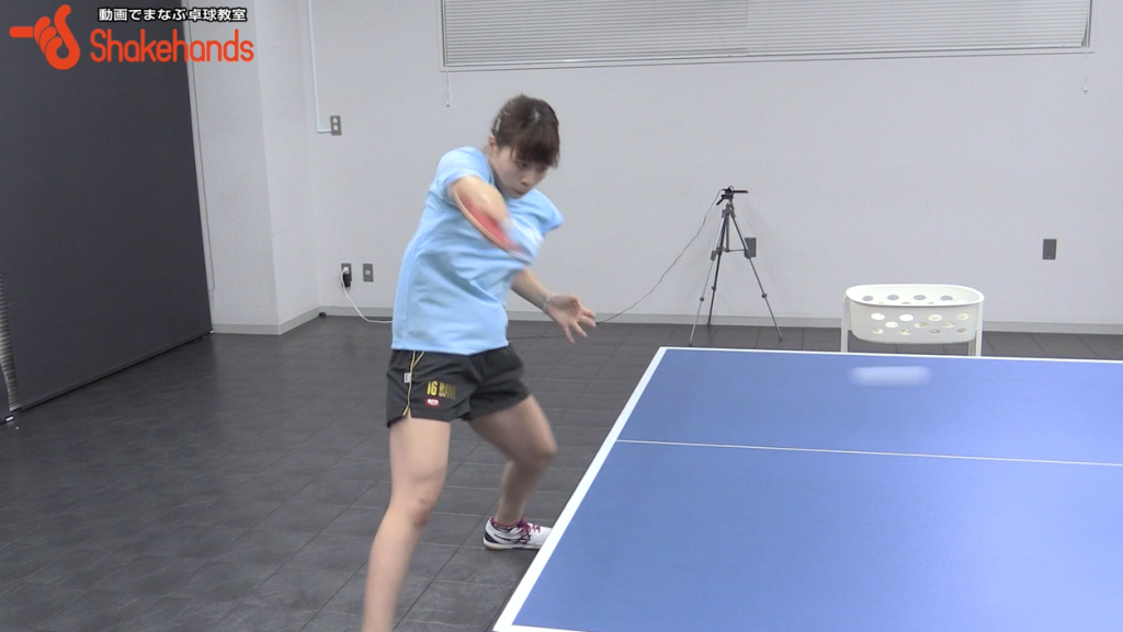 松澤茉里奈の投げ上げバックサーブ。ポイントはボールの高さ!_02