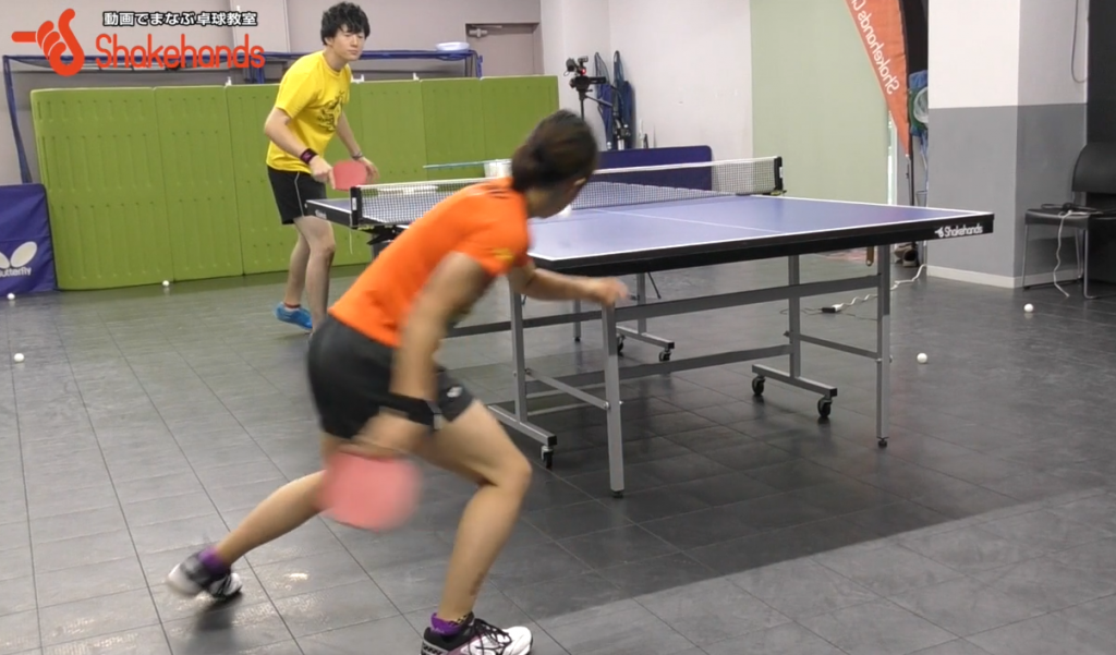 森薗美月の回り込みフォアドライブ。柱のイメージがポイント_02