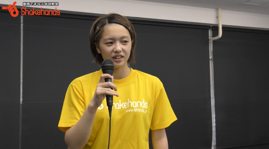 山本怜のサーブ。上回転と下回転を同じスイングで出す_00