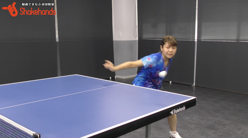 梅村優香の下回転フォアドライブ。相手の取れないコースへ打つ_01
