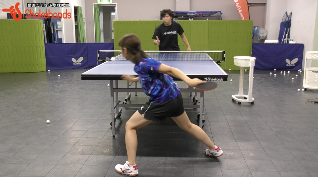 梅村優香の下回転フォアドライブ。相手の取れないコースへ打つ_02