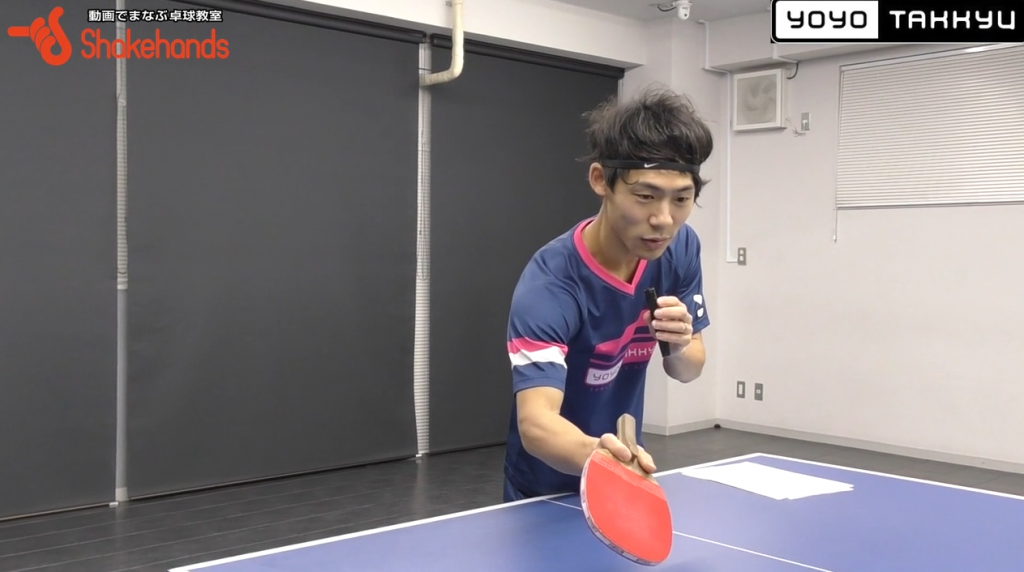 川口陽陽の台上ツッツキ。表はこすらず上から押し込む_01