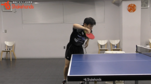 吉田雅己の下回転サーブ。ラケットを振り切る体の動き