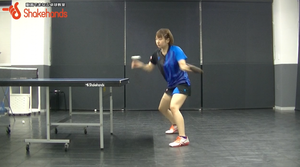 前田美優フォアバック。バック表なのでフォアも前で打つ_03