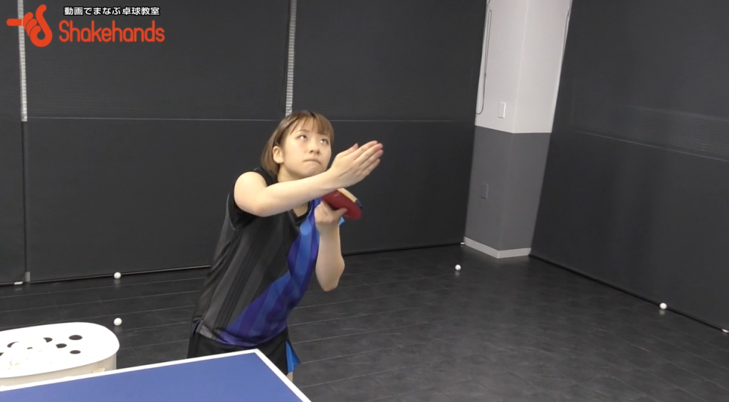 前田美優の下回転サーブ。体の前まで待つのがポイント_01