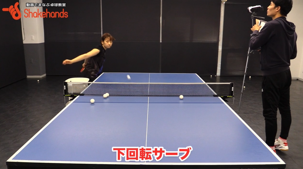 前田美優の下回転サーブ。体の前まで待つのがポイント_02