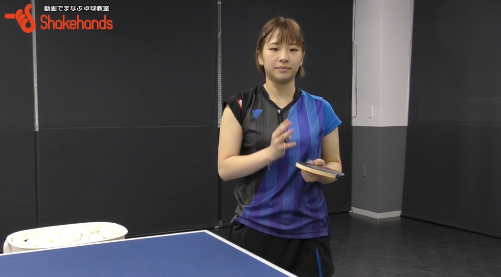 前田美優の下回転サーブ。体の前まで待つのがポイント_03