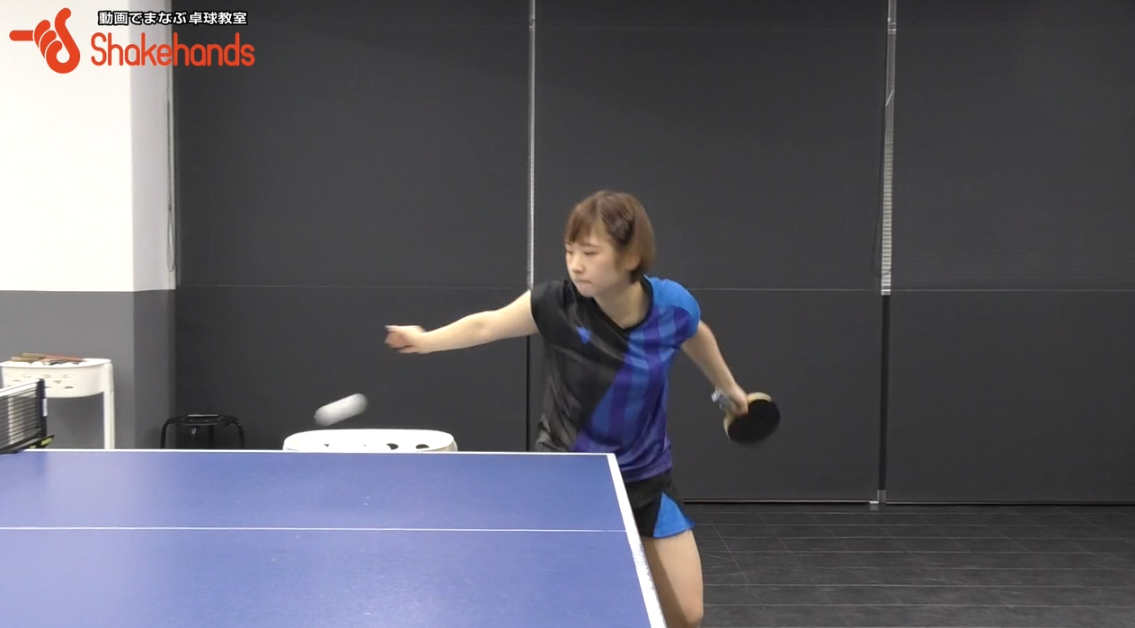 前田美優の下回転サーブ。体の前まで待つのがポイント