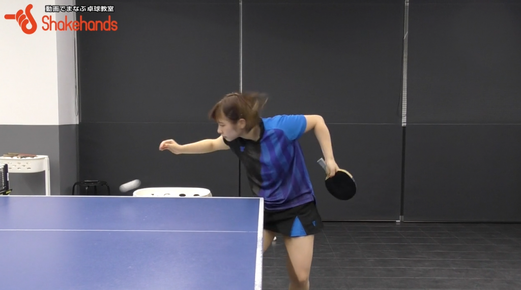 前田美優の順横回転サーブ!ボールの当てる位置で回転変える_02
