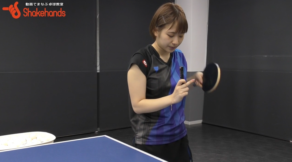 前田美優の巻き込み横下回転サーブ。回転のかけ方_01
