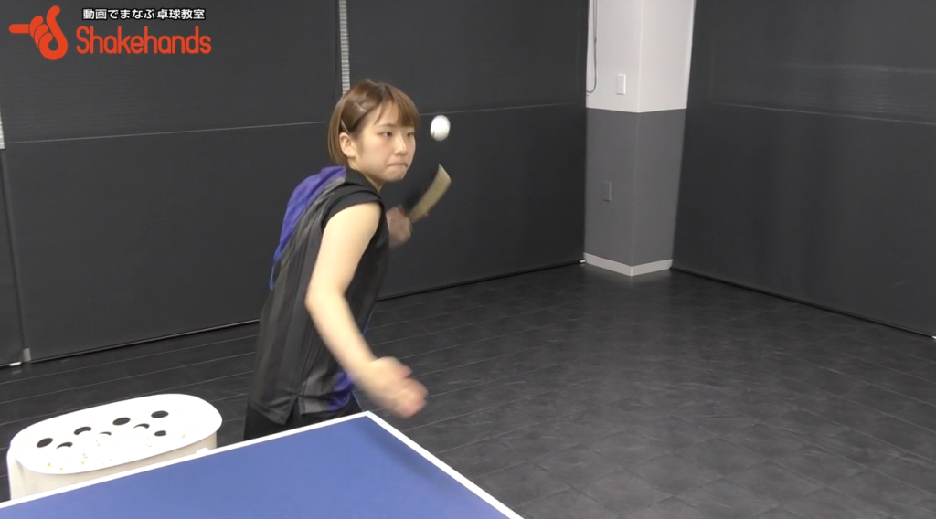 前田美優の巻き込み横下回転サーブ。回転のかけ方_02