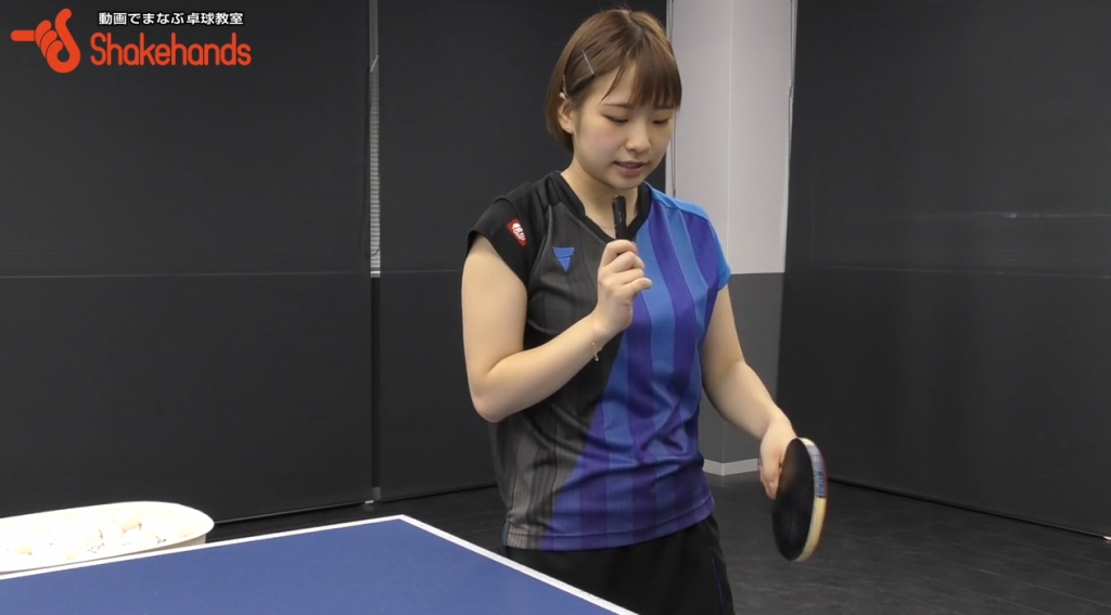 前田美優の巻き込み横上回転サーブ。当てる位置を変える_01