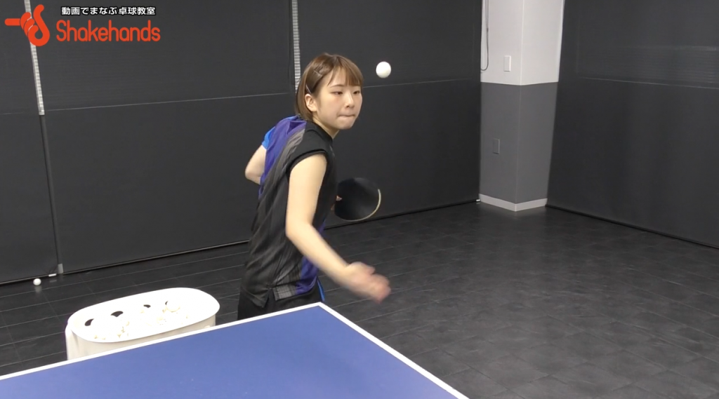 前田美優の巻き込み横上回転サーブ。当てる位置を変える_02