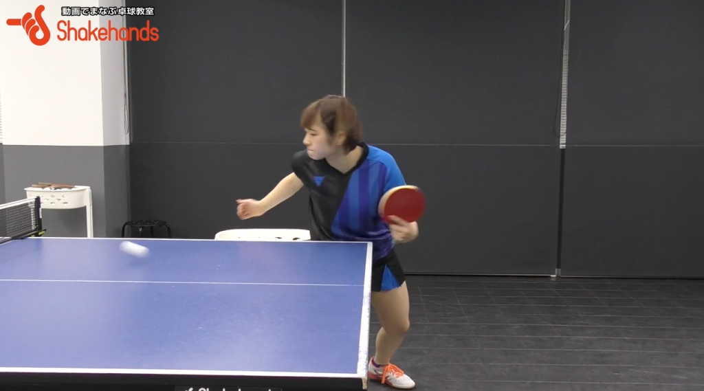前田美優の巻き込み横上回転サーブ。当てる位置を変える_03