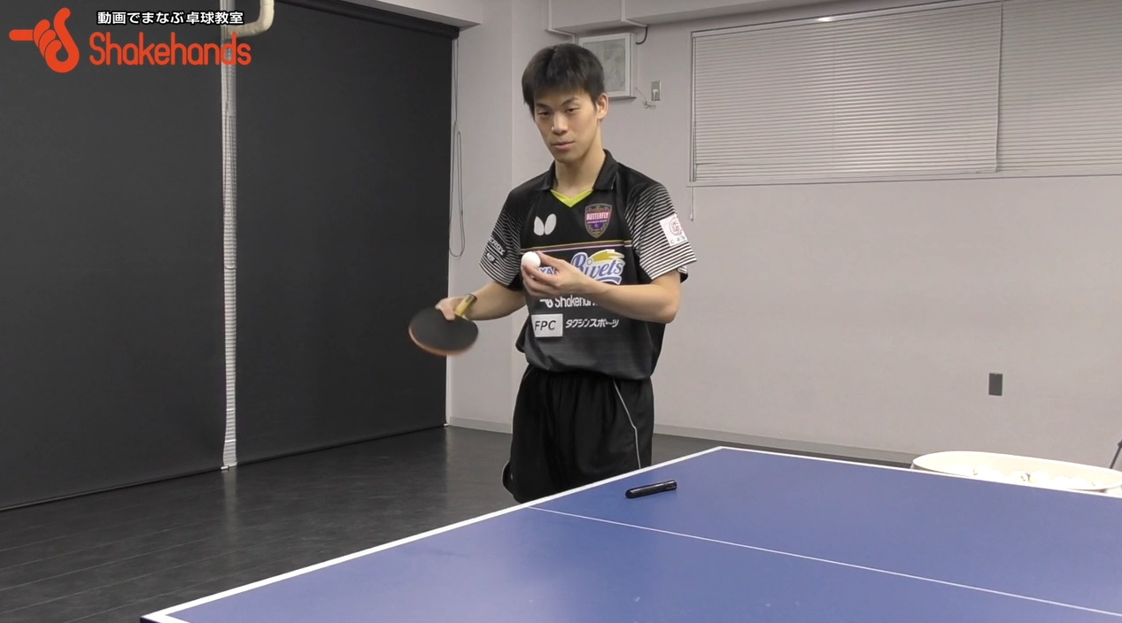 吉田雅己のYGサーブ。短く切れた下回転を出す_01