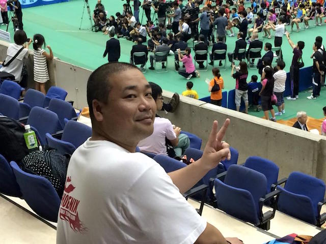 不敵な笑みを見せるサーブの鬼
