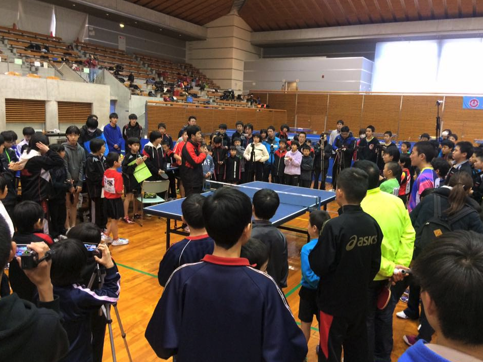 卓球少年、少女、指導者の無限の可能性を信じて