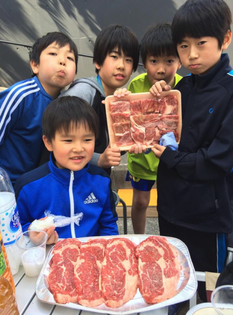 卓球どれだけやっても、食べ切れない大量の肉・・・