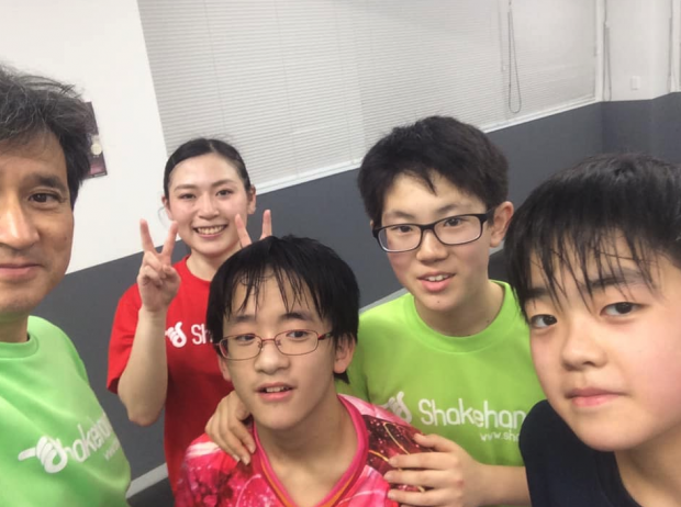 パンチ力ある金那美代コーチ(株)シェークハンズの新人社員