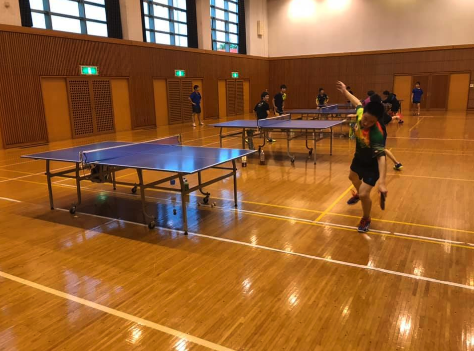 卓球ダブルスに優勝する偉業を達成