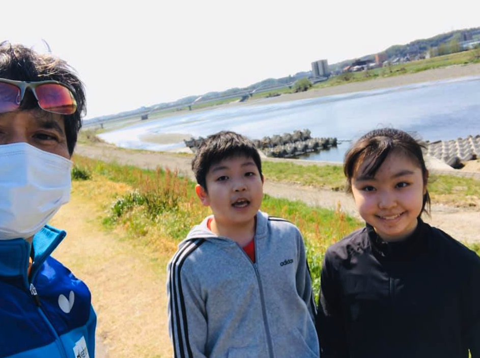 正しい走り方や股関節と肩甲骨を しっかり動かす【素振り】を指導