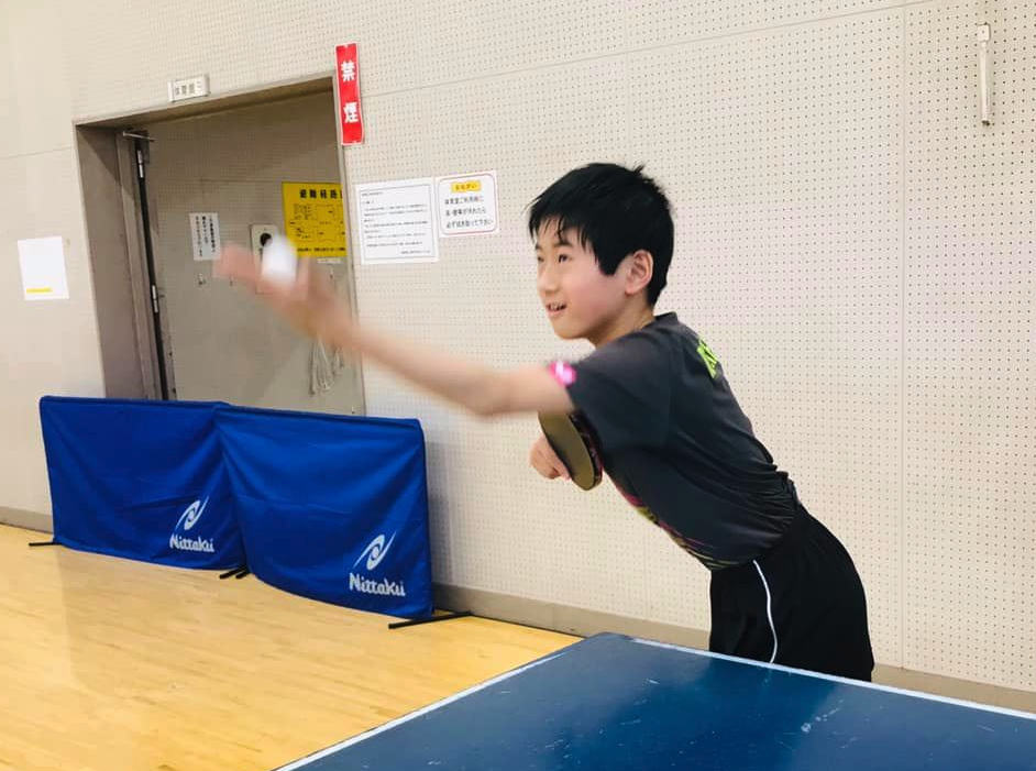 このサーブはフォアドライブのボールの捉え方を習得するにも有効