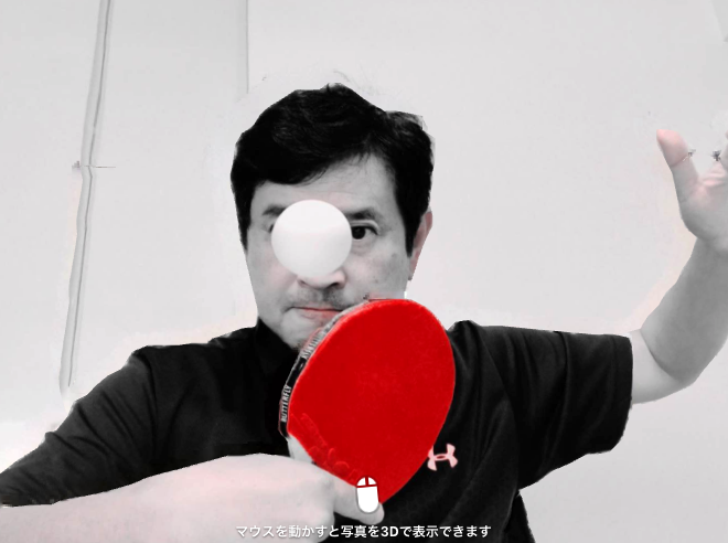 卓球台の上にボールが止まっています。 それをバックハンドで打とうとしている自分